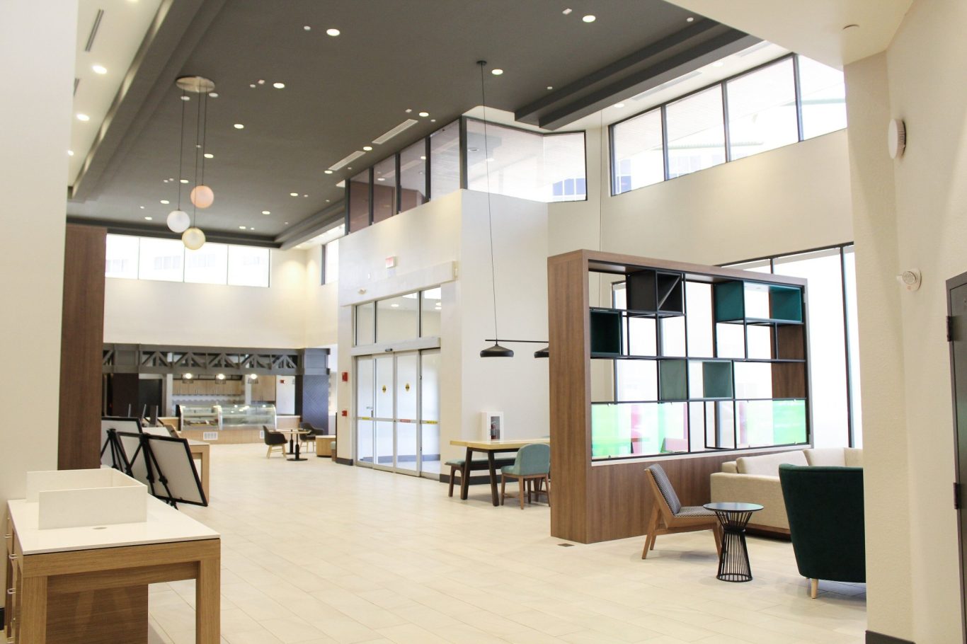 Modern interior of a spacious lobby with natural light and contemporary furniture.